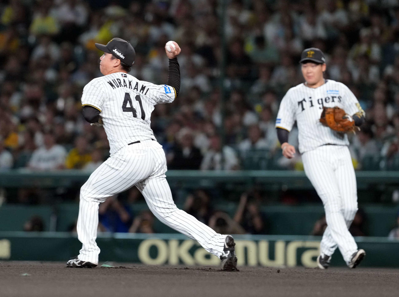 阪神対DeNA 1回表DeNA無死一塁、桑原の投ゴロで二塁進塁を狙う蝦名を刺す村上（撮影・たえ見朱実）