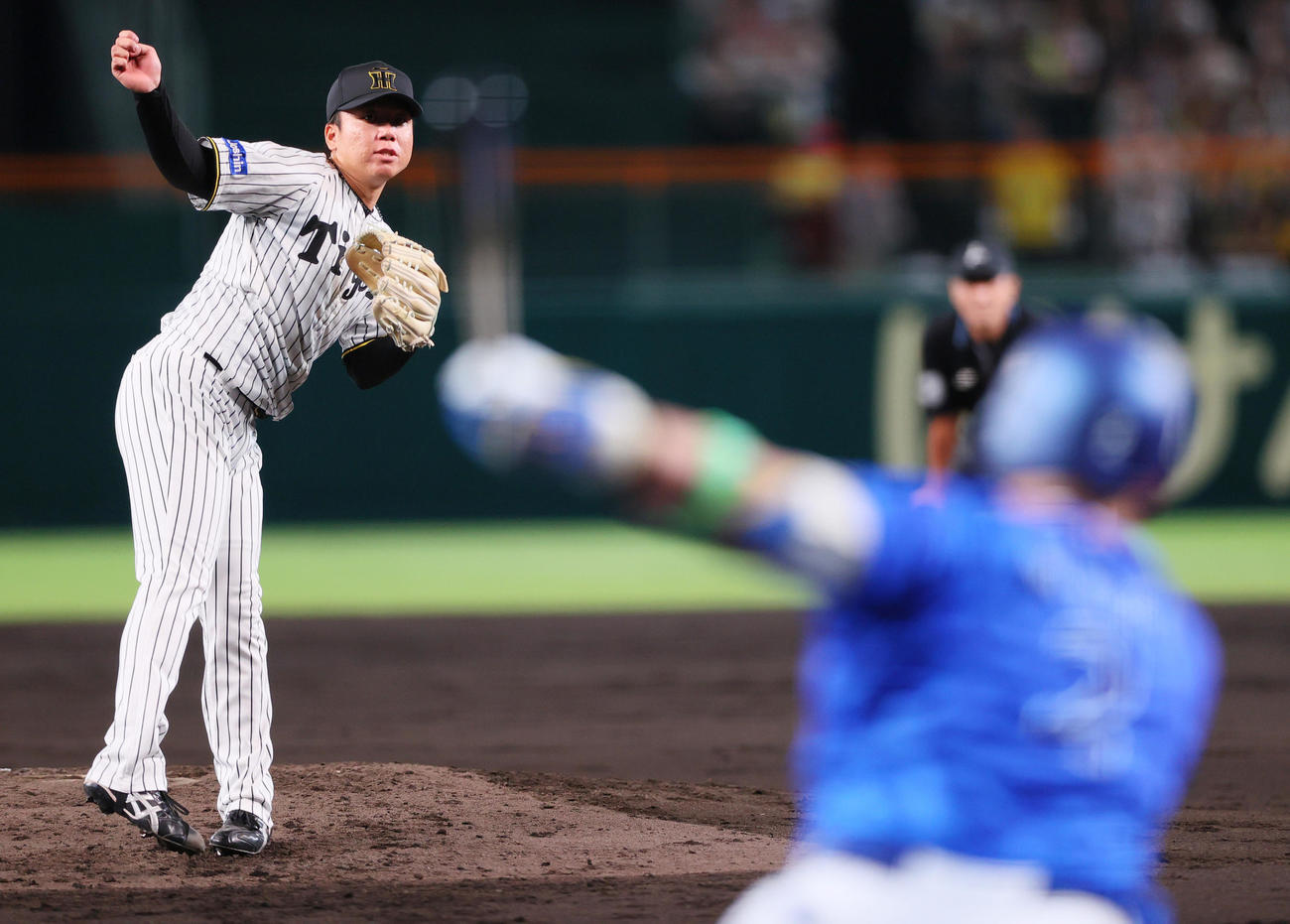 阪神対DeNA 3回表DeNA1死一、二塁、村上は牧を空振り三振に仕留める（撮影・上山淳一）