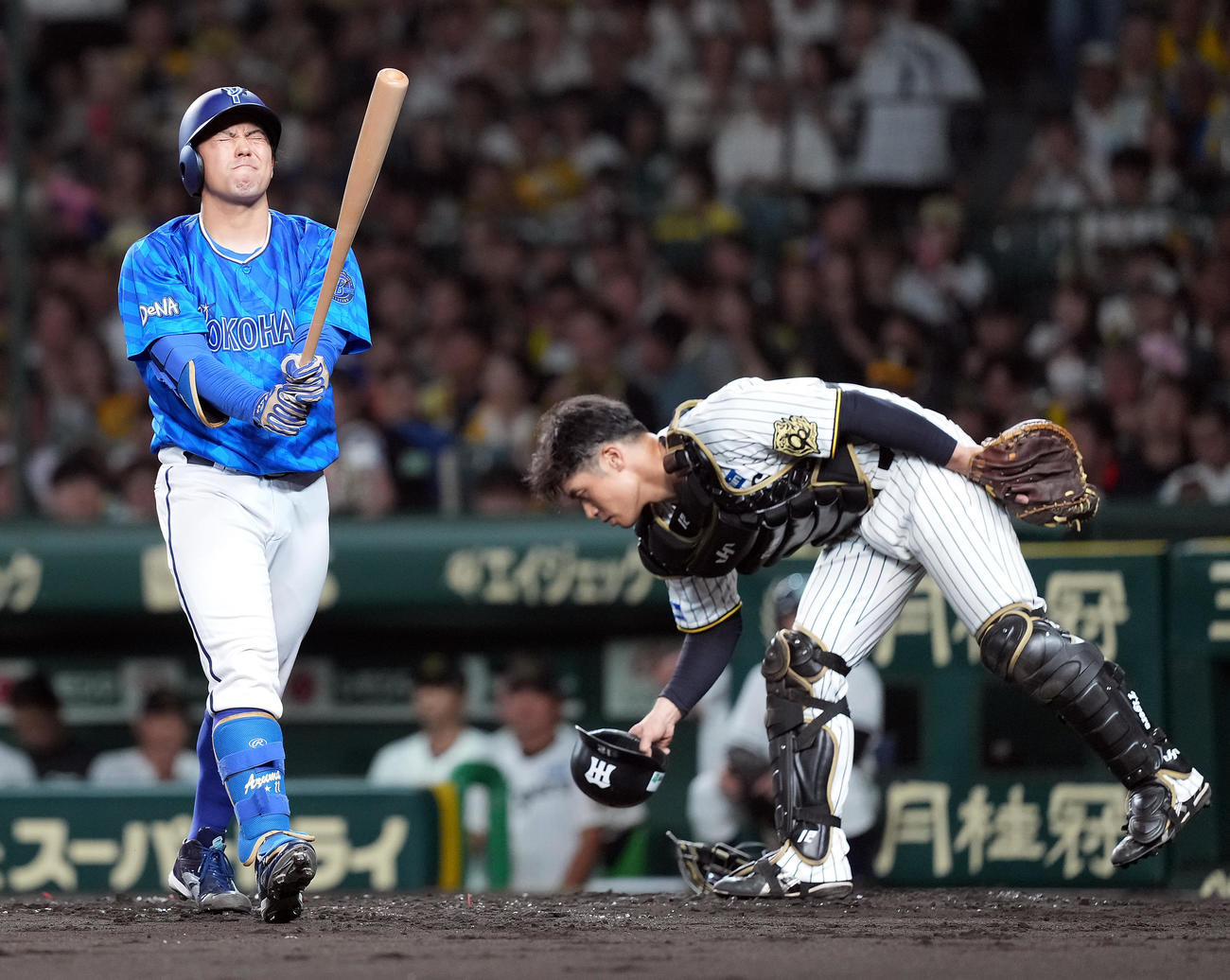 阪神対DeNA 2回表DeNA無死一塁、スリーバント失敗に倒れる東。右は捕手坂本（撮影・たえ見朱実）