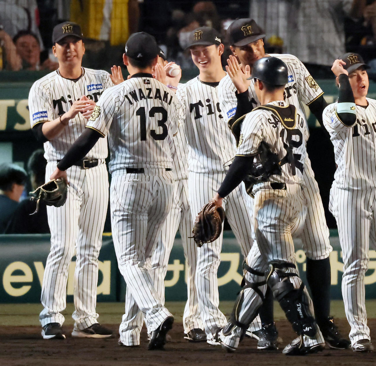 阪神対DeNA DeNAに勝利し岩崎(左）からウイニングボールを手渡される及川。左端は藤川監督（撮影・加藤哉）
