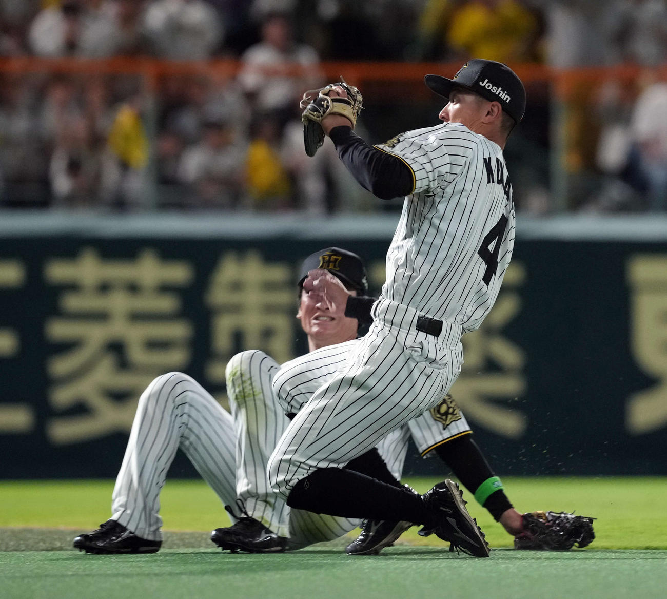 阪神対DeNA 9回表DeNA2死、佐野の飛球を好捕する遊撃手熊谷（撮影・たえ見朱実）
