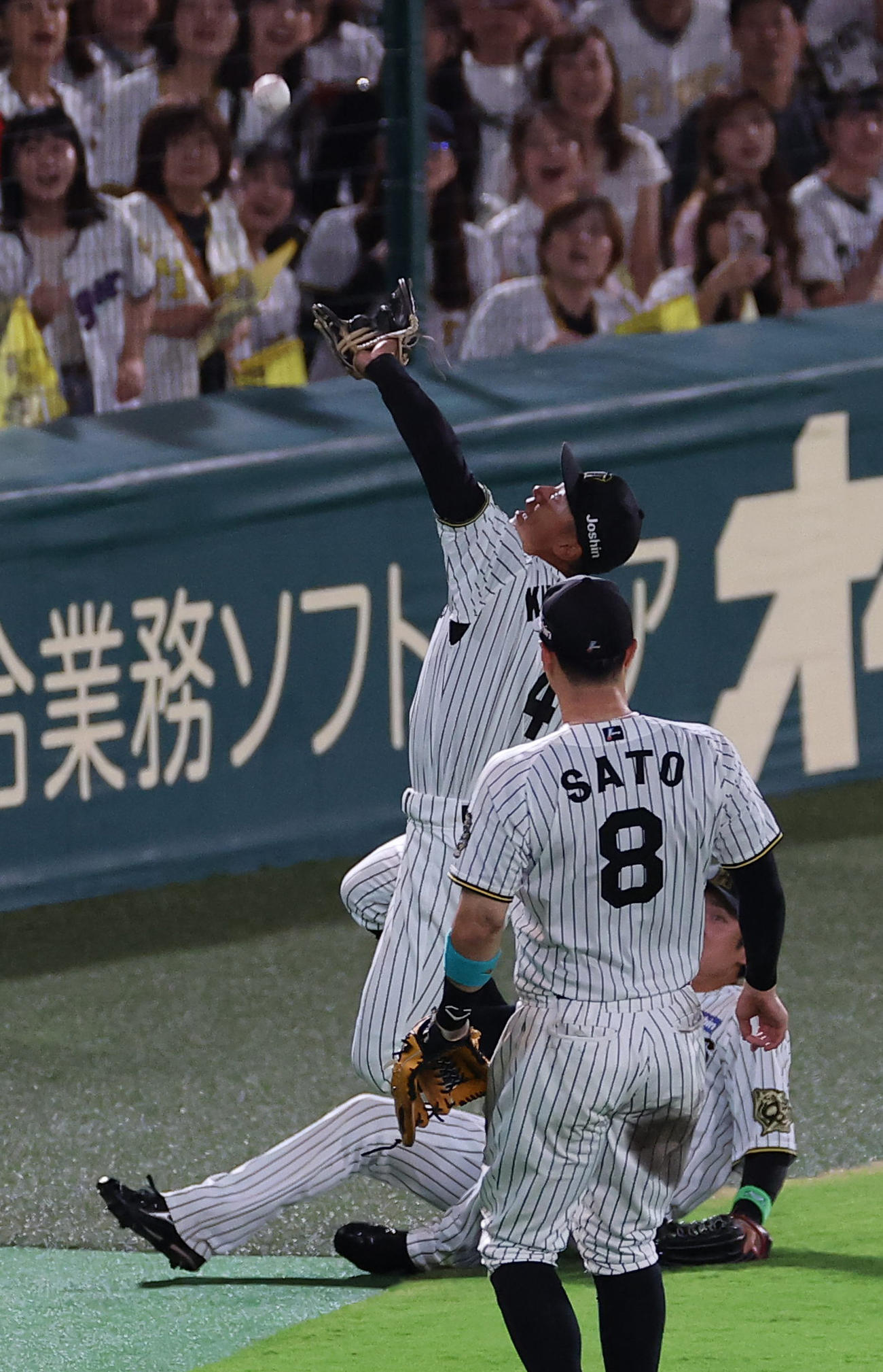 阪神対DeNA 9回表DeNA2死、熊谷は佐野の遊邪飛を好捕しゲームセットとなる（撮影・上田博志）