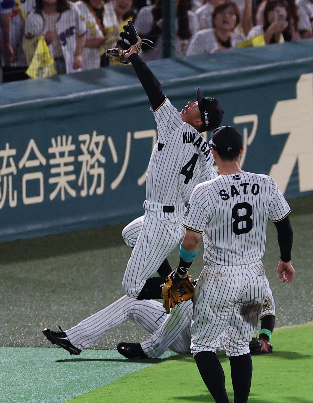阪神対DeNA 9回表DeNA2死、熊谷は佐野の遊邪飛を好捕しゲームセットとなる（撮影・上田博志）