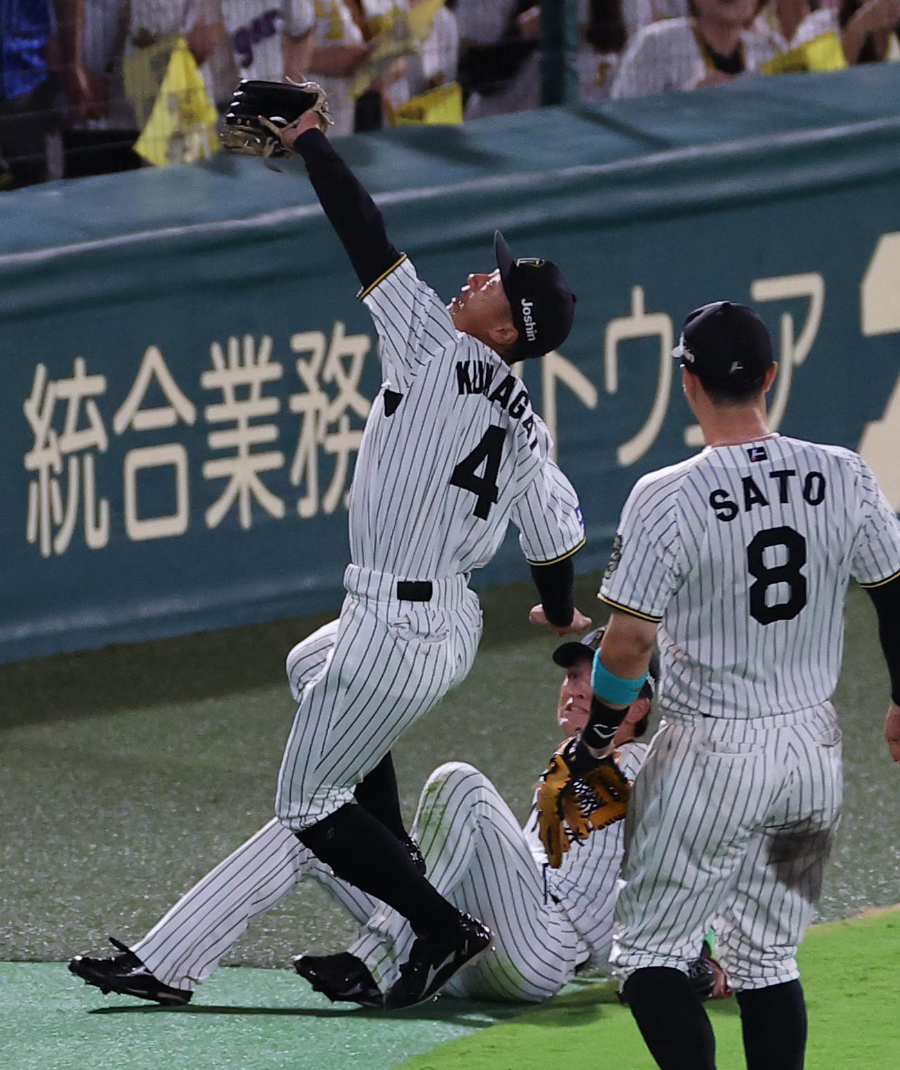 阪神対DeNA 9回表DeNA2死、熊谷は佐野の遊邪飛を好捕しゲームセットとなる（撮影・上田博志）