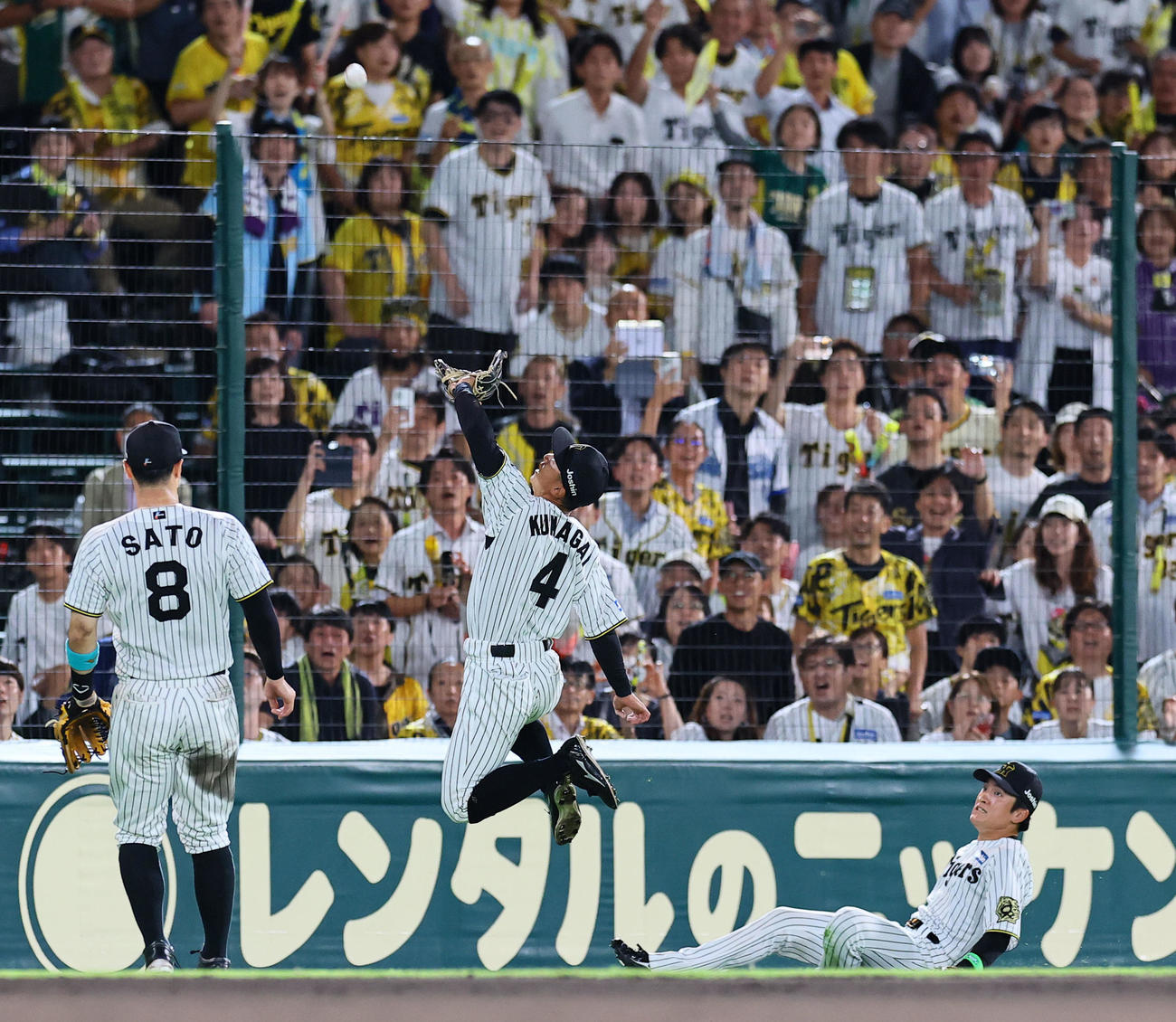 阪神対DeNA 9回表DeNA2死、佐野の邪飛を好捕する遊撃手熊谷（中央）（撮影・藤尾明華）