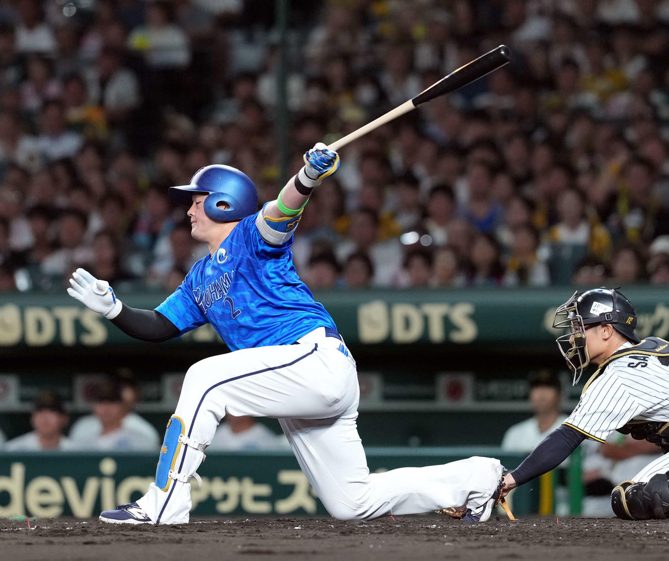 阪神対DeNA 3回表DeNA1死一、二塁、空振り三振に倒れる牧（撮影・たえ見朱実）