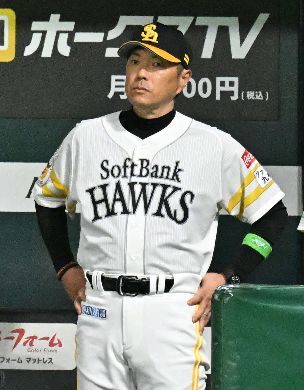 ソフトバンク対日本ハム　4回裏、戦況を見守る小久保監督（撮影・林敢治）