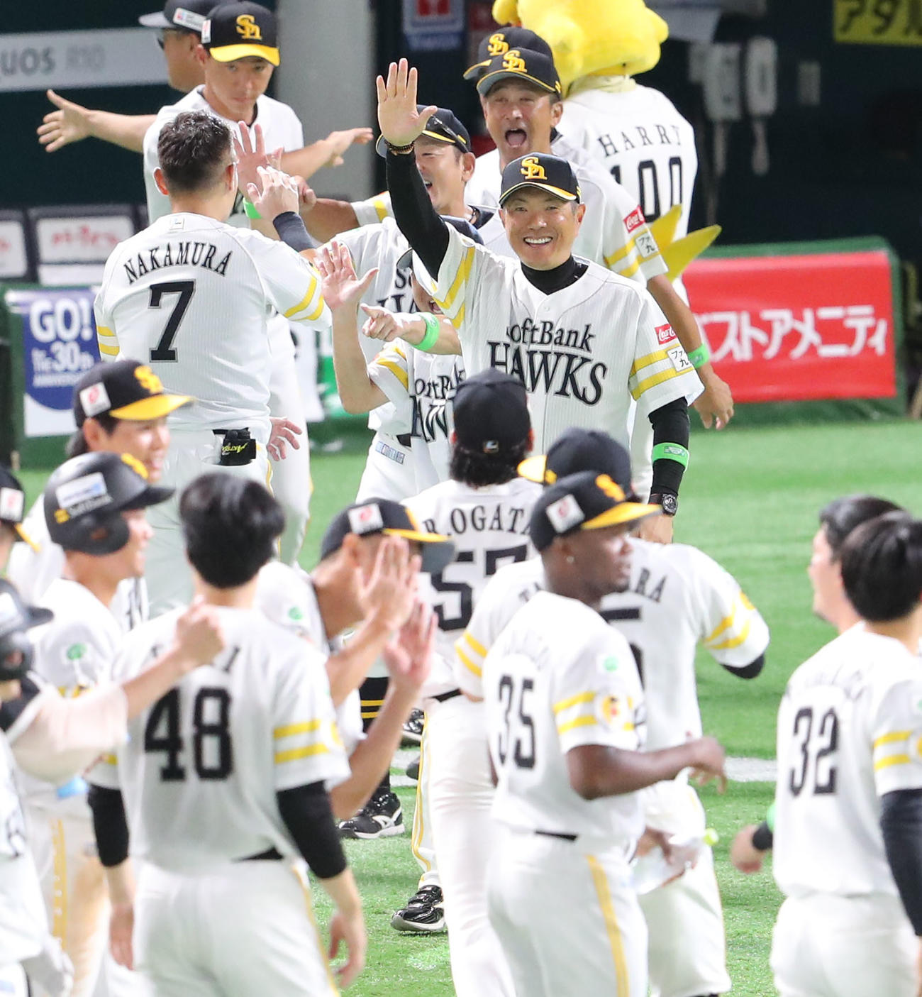 ソフトバンク対日本ハム　日本ハムにサヨナラで勝利を飾ったソフトバンク小久保監督は笑顔でナインを出迎える（撮影・梅根麻紀）