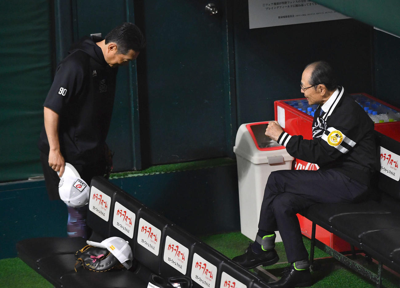 ソフトバンク対日本ハム　試合前、王球団会長（右）から激励を受けるソフトバンク小久保監督（撮影・岩下翔太）