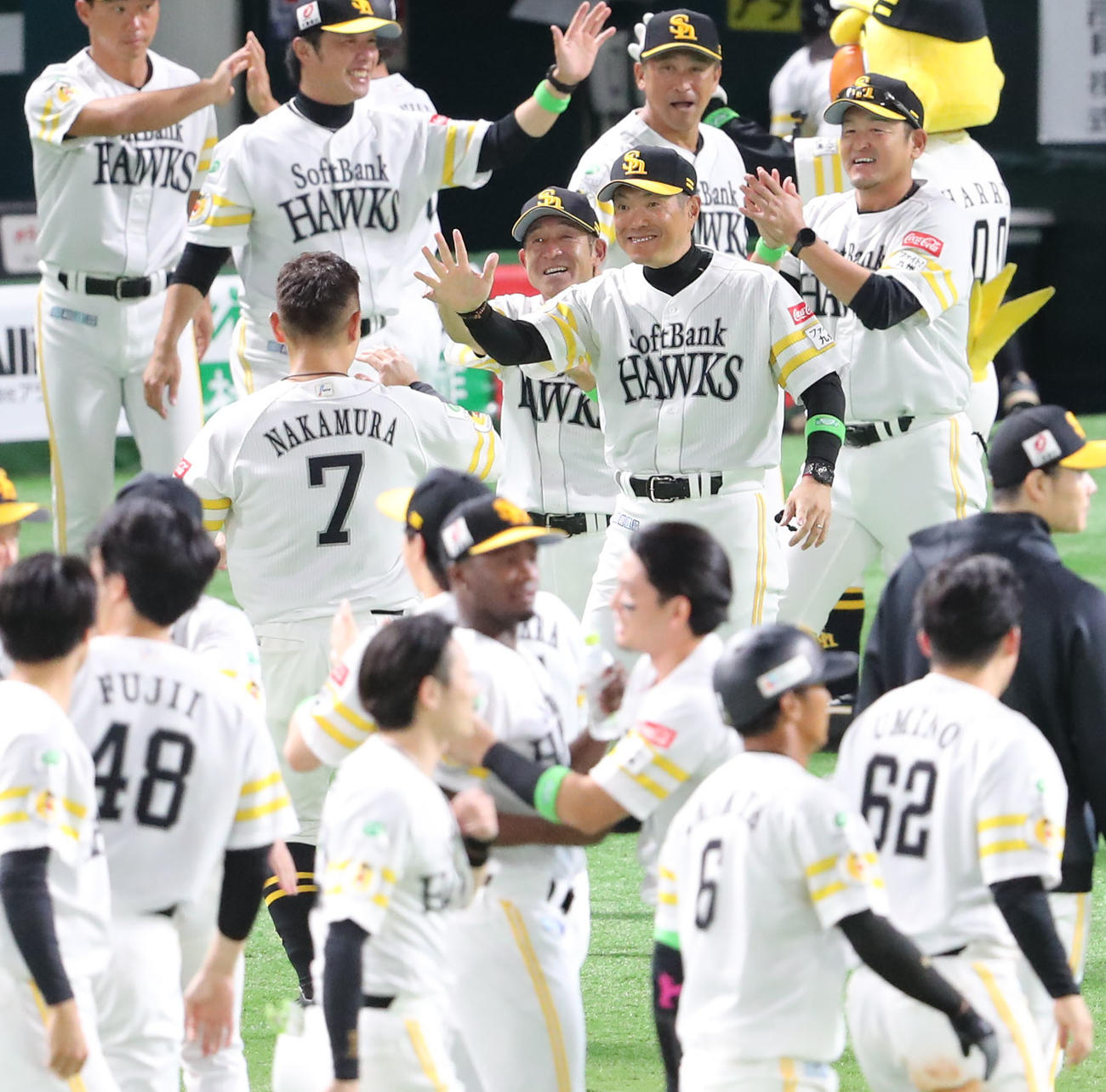 ソフトバンク対日本ハム　日本ハムにサヨナラで勝利を飾ったソフトバンク小久保監督は笑顔でナインを出迎える（撮影・梅根麻紀）
