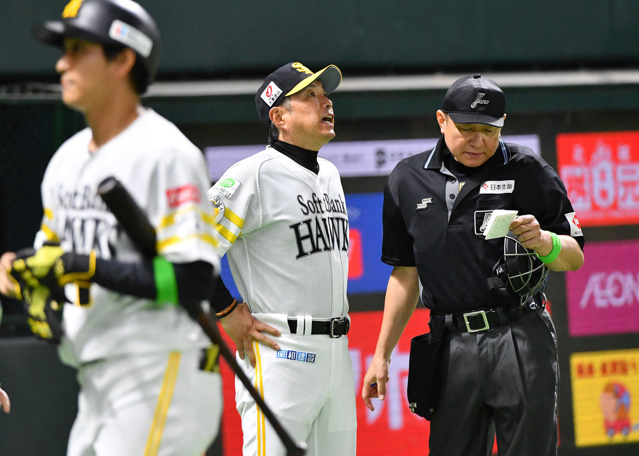 ソフトバンク対日本ハム　9回裏終了後、投手の交代を告げる小久保監督（撮影・岩下翔太）