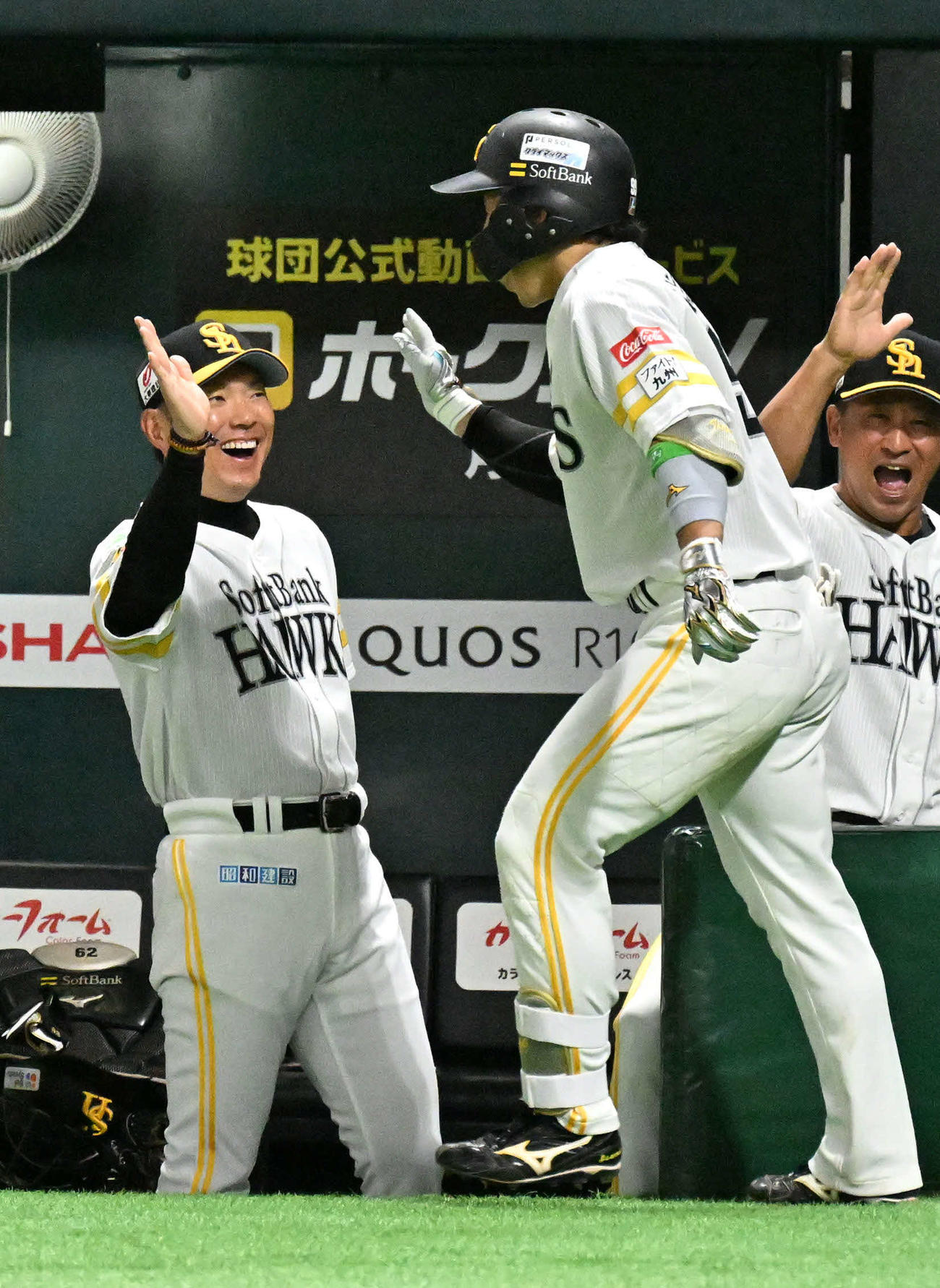 ソフトバンク対日本ハム　7回裏ソフトバンク無死、野村（右）は先制本塁打を放ち小久保監督とタッチを交わす（撮影・林敢治）