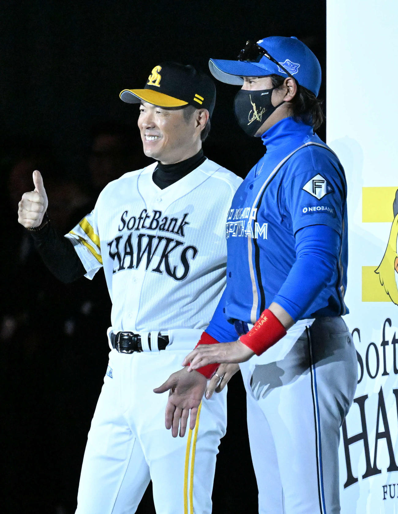 ソフトバンク対日本ハム　試合前笑顔を見せる小久保監督（左）と新庄監督（撮影・林敢治）