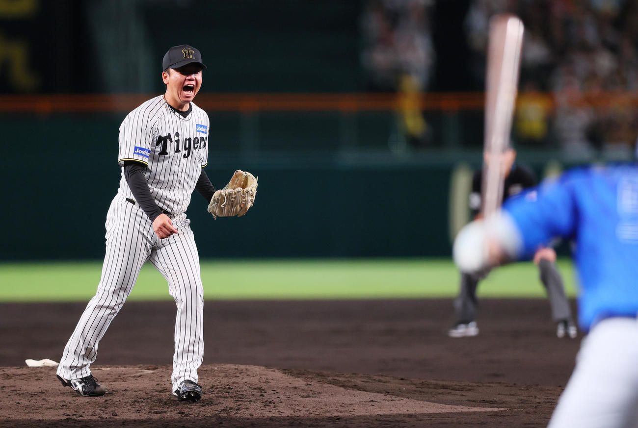 阪神対DeNA 3回表DeNA2死一、二塁、村上は山本を空振り三振に仕留め雄たけびをあげる（撮影・上山淳一）