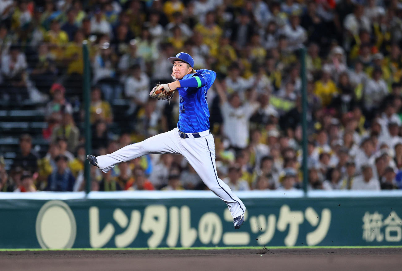 阪神対DeNA 6回裏阪神無死、近本の遊ゴロ内野安打で一塁へ送球する石上（撮影・藤尾明華）