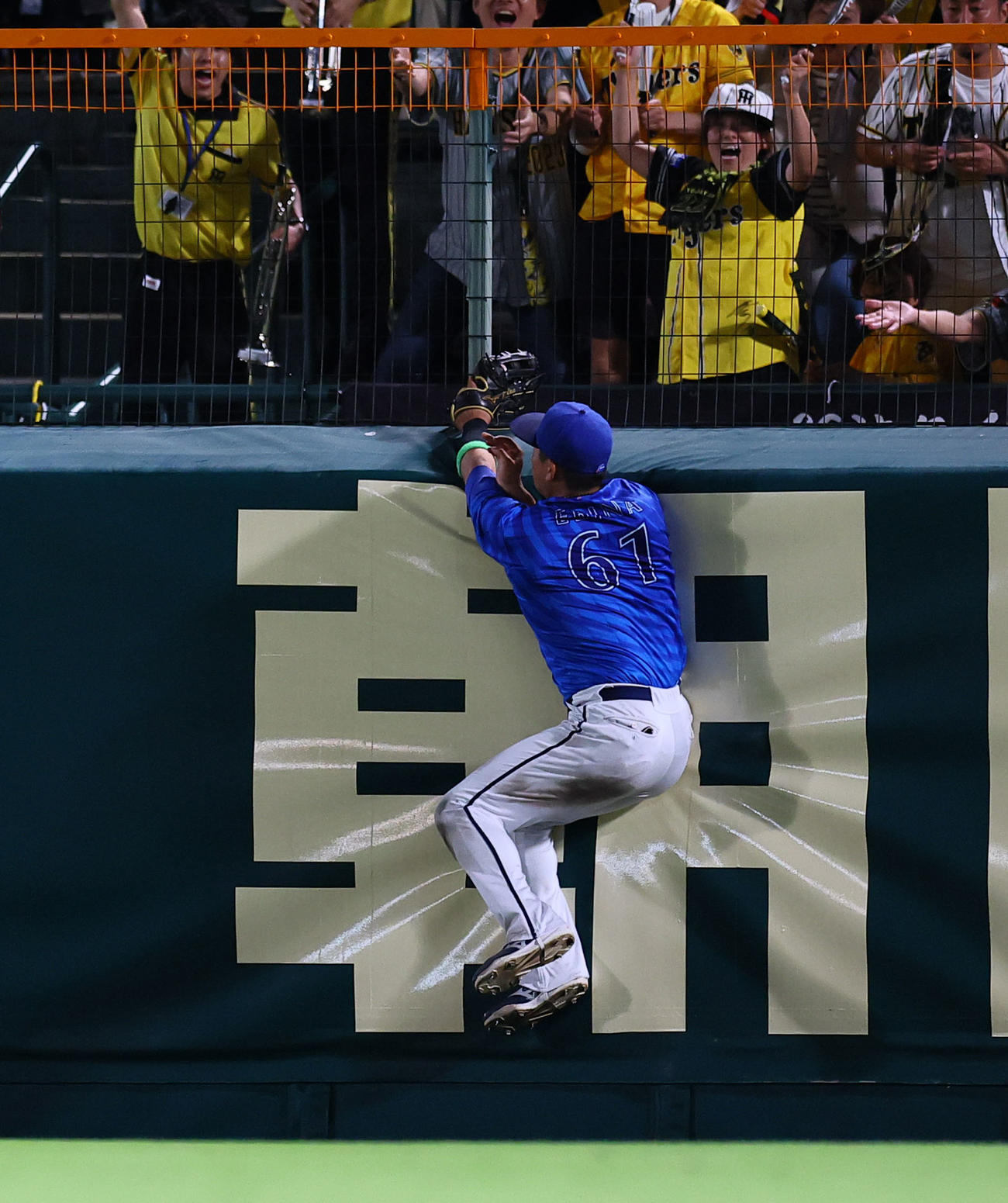 阪神対DeNA 8回裏阪神無死一塁、大山の右飛を好捕する蝦名（撮影・藤尾明華）
