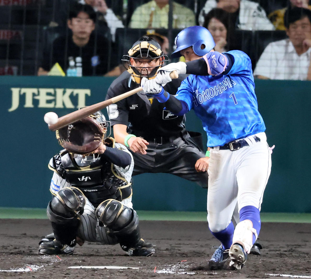 阪神対DeNA 3回表DeNA無死、桑原は右前打を放つ（撮影・加藤哉）