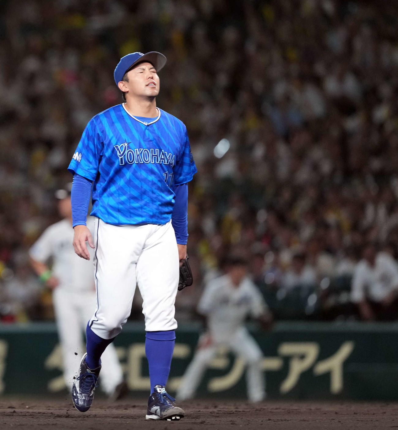 阪神対DeNA 6回途中でマウンドを降りるDeNAの先発東（撮影・たえ見朱実）