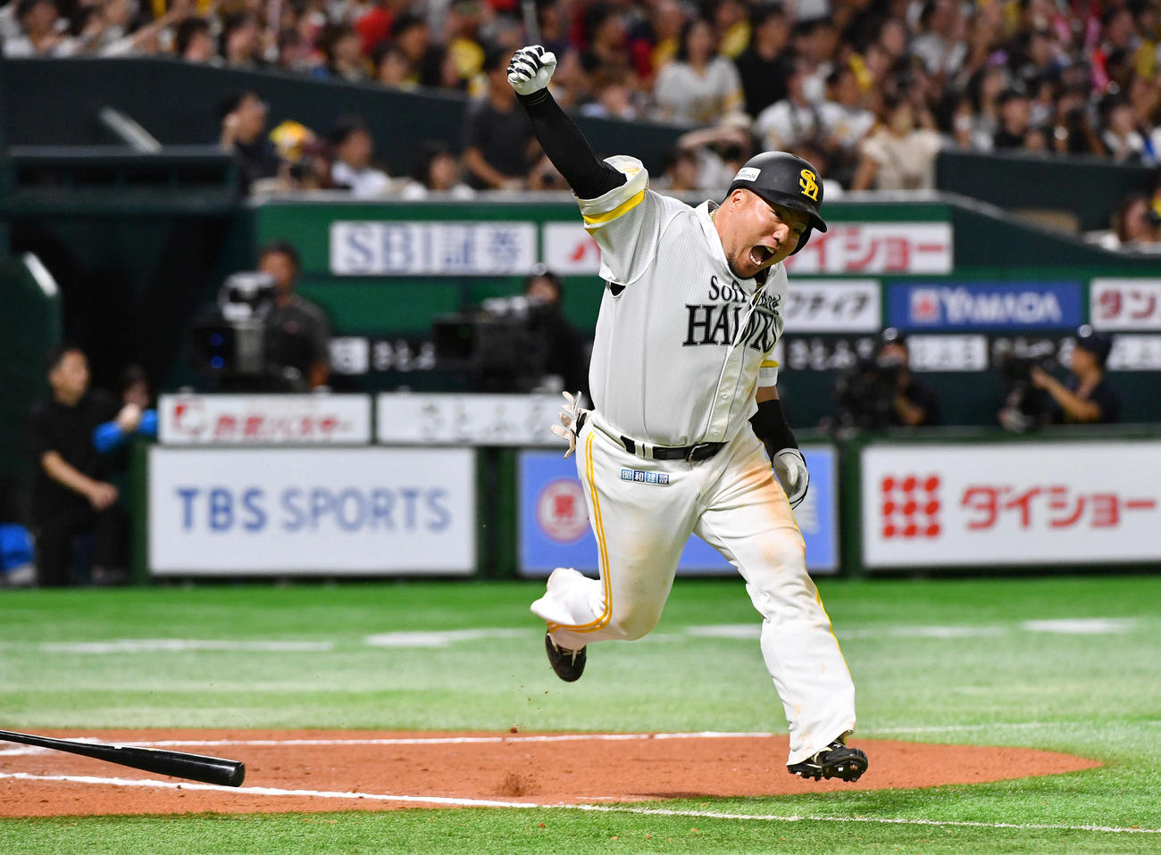 ソフトバンク対日本ハム　10回裏ソフトバンク1死満塁、左前へサヨナラ打を放ち、ガッツポーズする山川（撮影・岩下翔太）