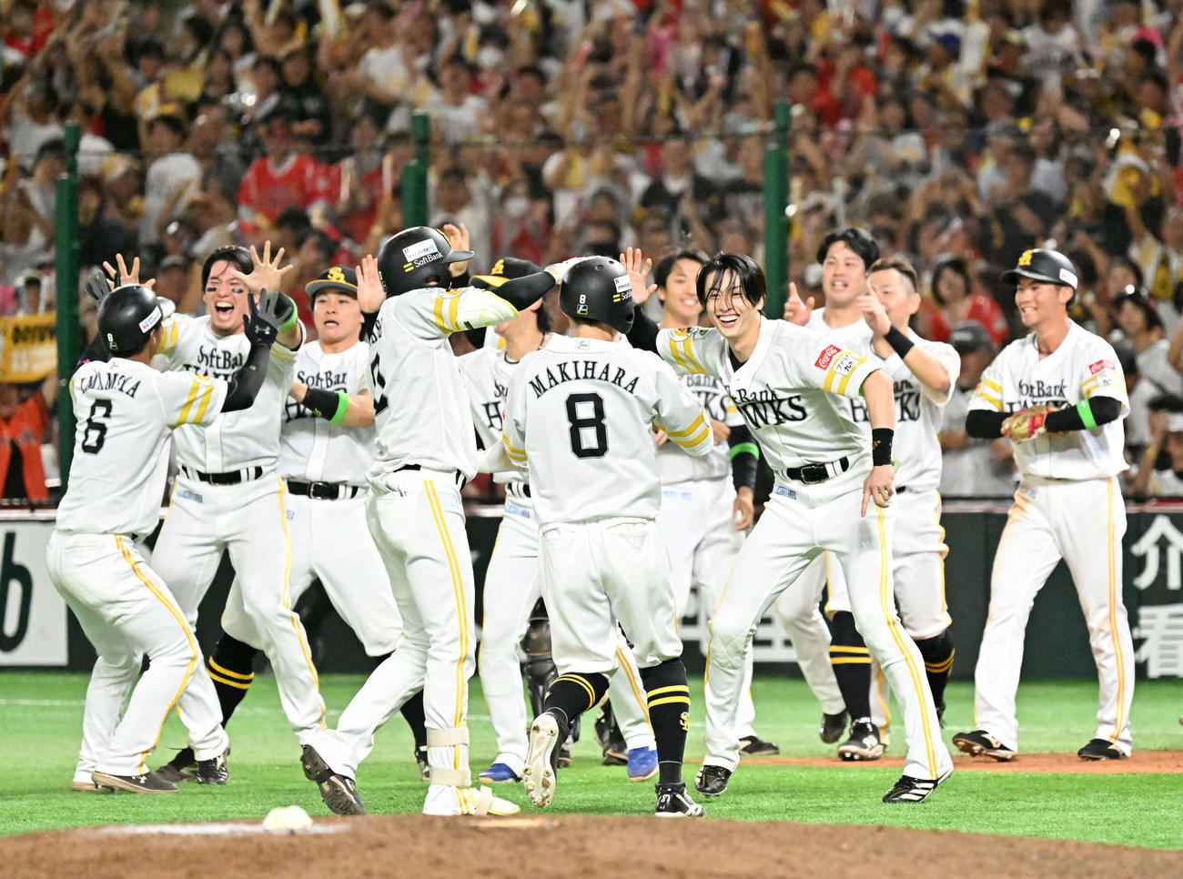 ソフトバンク対日本ハム　10回裏ソフトバンク1死満塁、山川のサヨナラ適時打に歓喜するホークスナイン（撮影・林敢治）