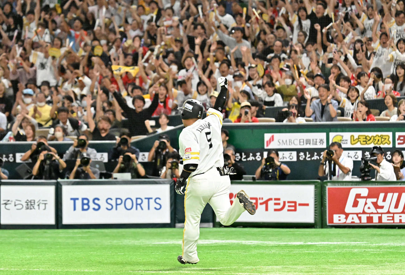 ソフトバンク対日本ハム　10回裏ソフトバンク1死満塁、山川はサヨナラ適時打を放つ（撮影・林敢治）
