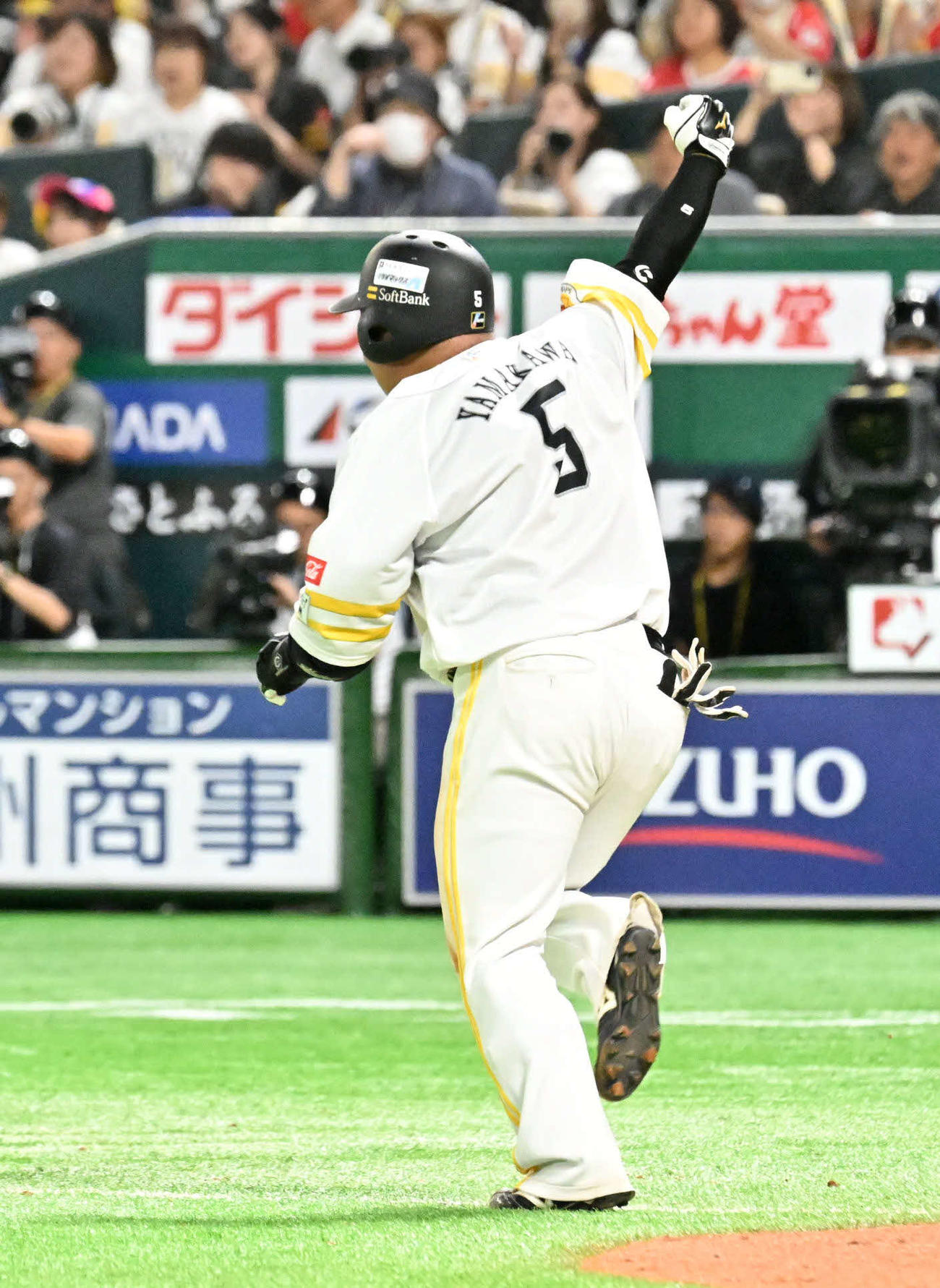 ソフトバンク対日本ハム　10回裏ソフトバンク1死満塁、山川はサヨナラ適時打を放つ（撮影・林敢治）