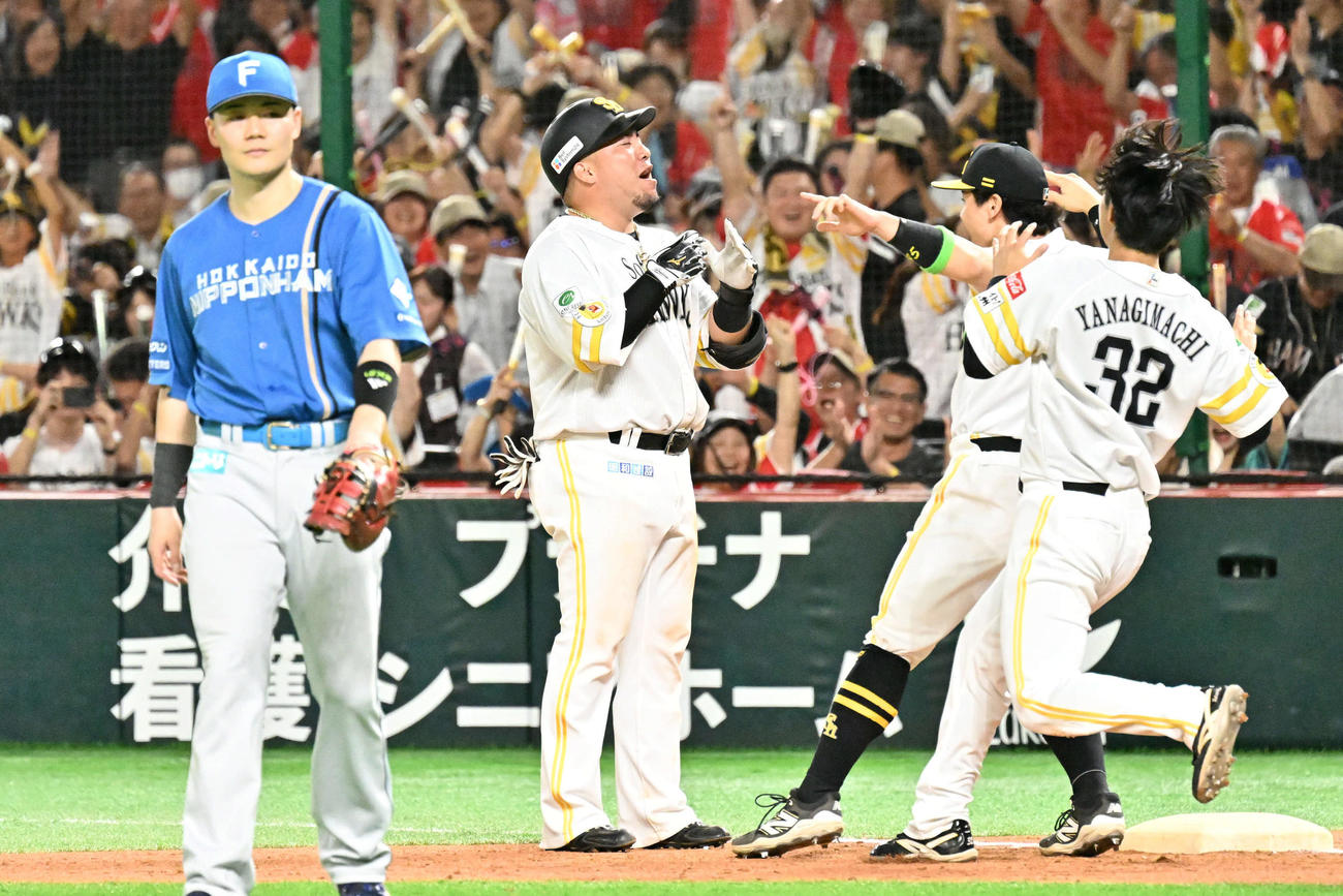 ソフトバンク対日本ハム　10回裏ソフトバンク1死満塁、山川（左）はサヨナラ適時打を放ちナインと歓喜する（撮影・林敢治）
