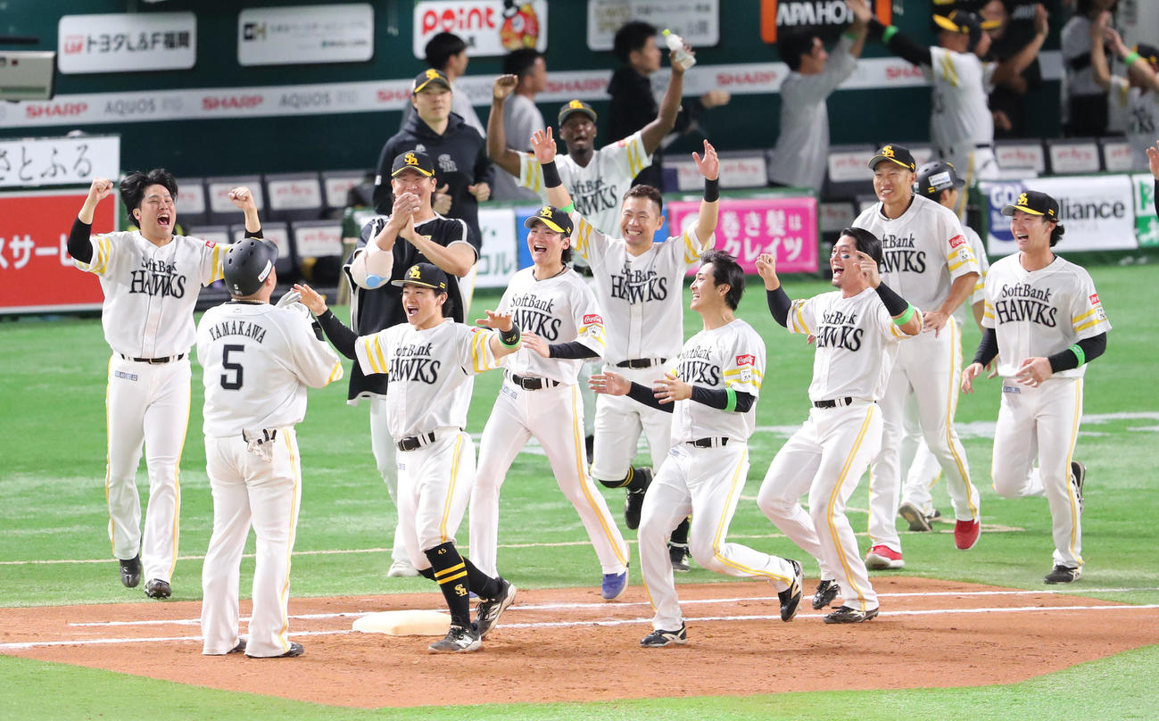 ソフトバンク対日本ハム　延長10回裏ソフトバンク1死満塁、左前にサヨナラとなる安打を放った山川に歓喜の表情で駆け寄るベンチのナイン（撮影・梅根麻紀）
