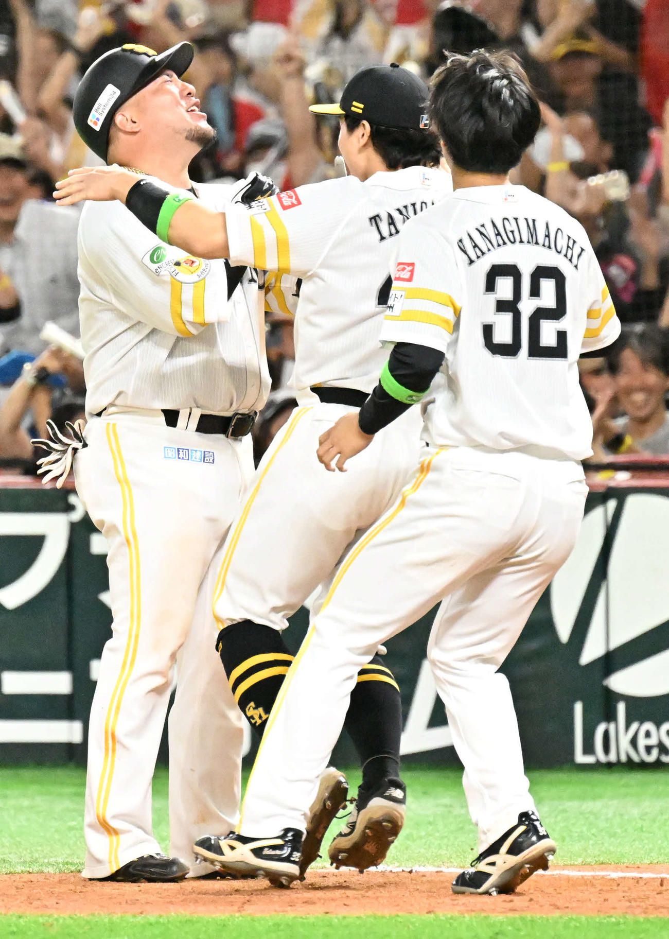 ソフトバンク対日本ハム　10回裏ソフトバンク1死満塁、山川（左）はサヨナラ適時打を放ちナインと歓喜する（撮影・林敢治）