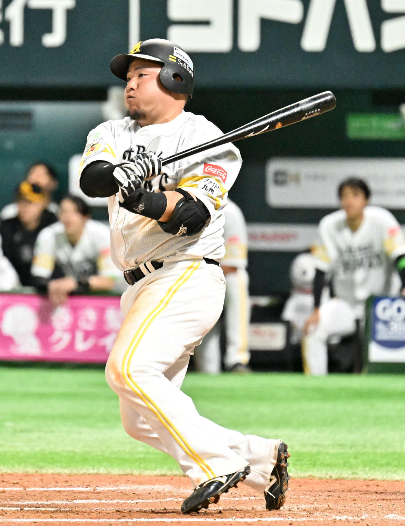 ソフトバンク対日本ハム　10回裏ソフトバンク1死満塁、サヨナラ打を放つ山川（撮影・林敢治）