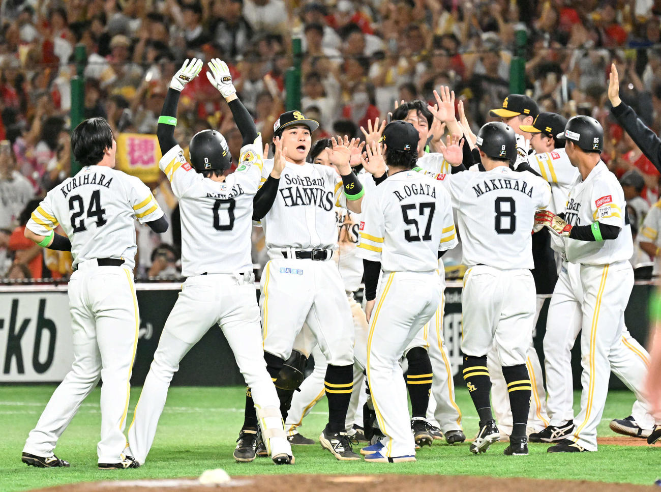 ソフトバンク対日本ハム　10回裏ソフトバンク1死満塁、山川のサヨナラ適時打に歓喜するホークスナイン（撮影・林敢治）