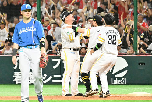 ソフトバンク】真っ黒な山川穂高がサヨナラ打「まじで三ゴロ