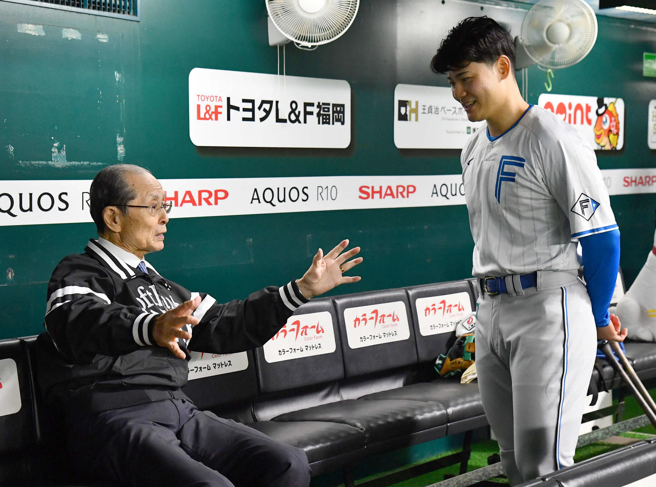 ソフトバンク対日本ハム　試合前、ソフトバンク王球団会長（左）と話す日本ハム清宮幸（撮影・岩下翔太）