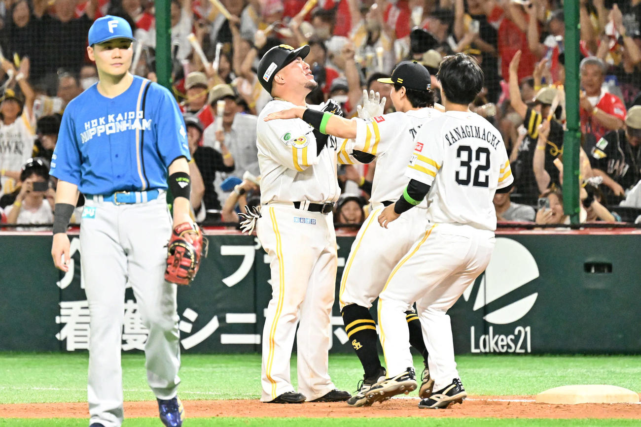 ソフトバンク対日本ハム　10回裏ソフトバンク1死満塁、山川（左）はサヨナラ適時打を放ちナインと歓喜する。手前は清宮幸（撮影・林敢治）