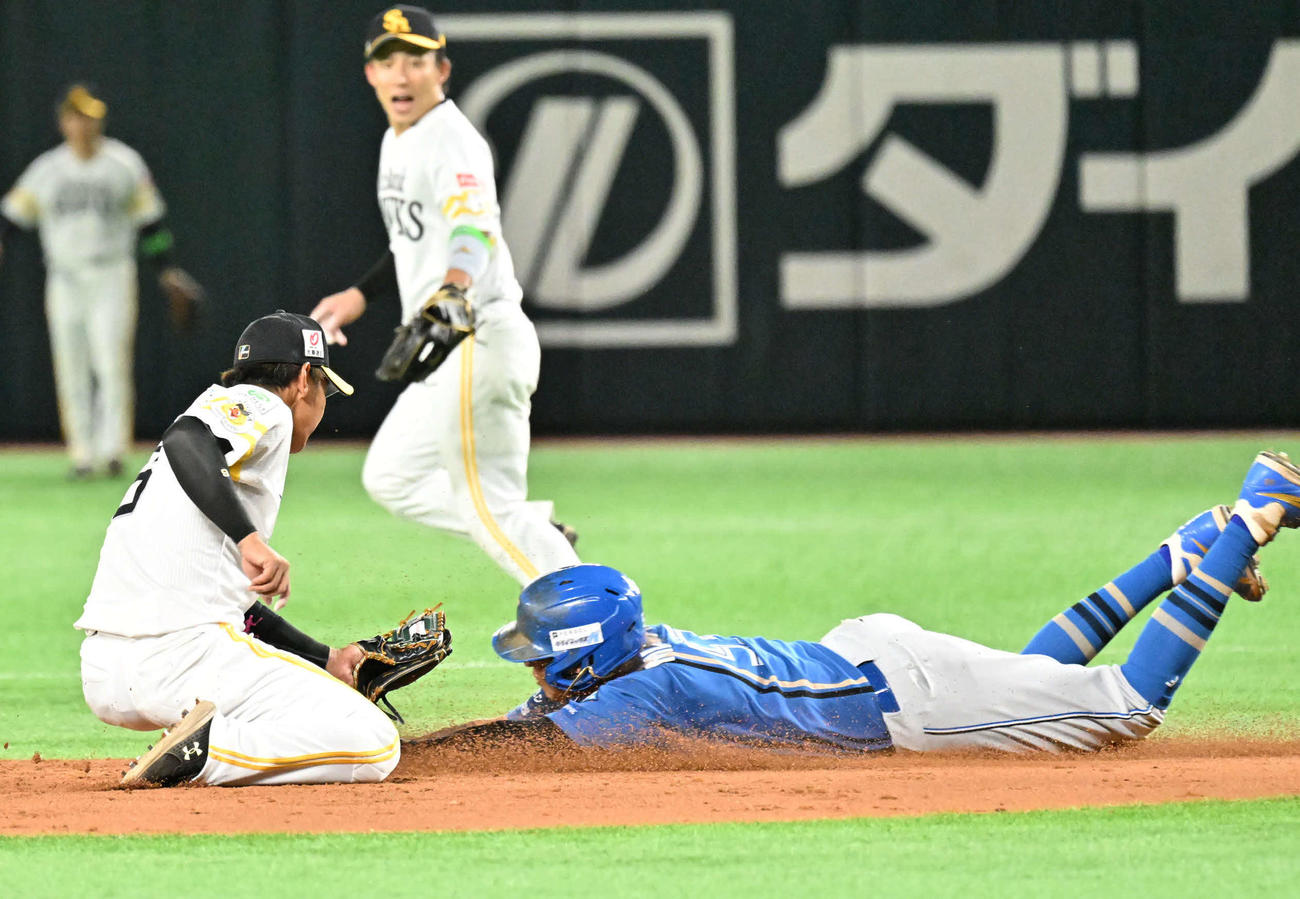 ソフトバンク対日本ハム　4回表日本ハム1死一塁、打者石井のとき一塁走者水谷（右）は盗塁失敗（撮影・林敢治）
