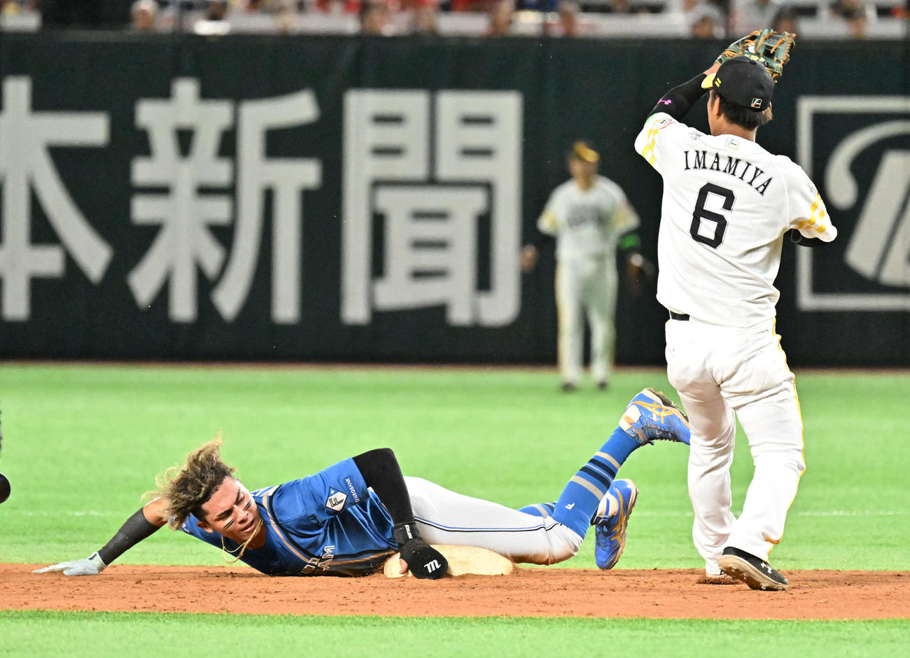 ソフトバンク対日本ハム　4回表日本ハム1死一塁、打者石井のとき一塁走者水谷（左）は盗塁失敗（撮影・林敢治）