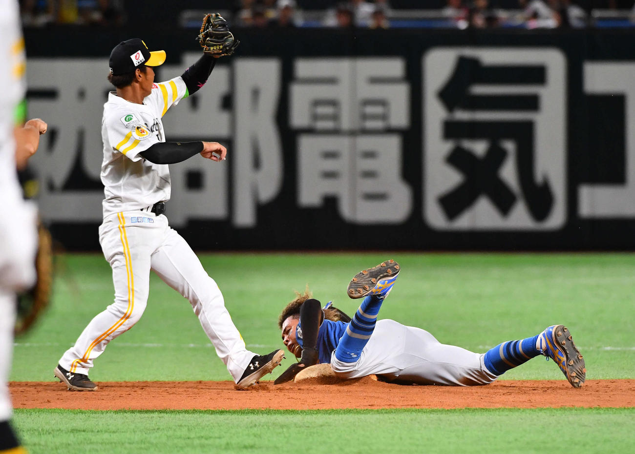 ソフトバンク対日本ハム　4回表日本ハム1死一塁、打者・石井のとき、盗塁に失敗する水谷（撮影・岩下翔太）