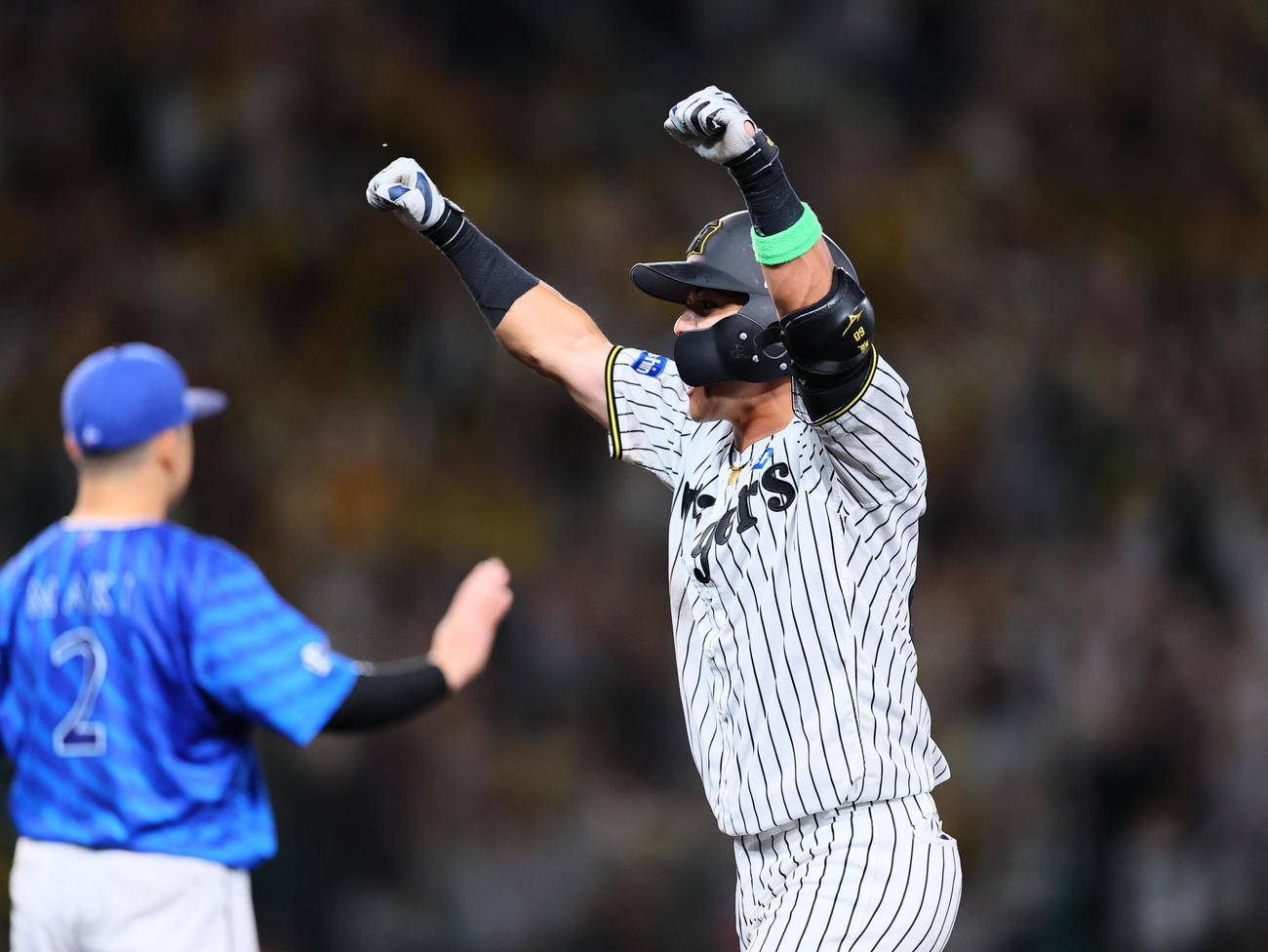 阪神対DeNA 6回裏阪神2死一、三塁、小野寺は右前適時打を放ちガッツポーズをする（撮影・藤尾明華）