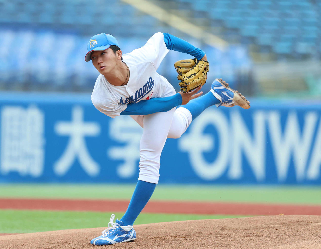 青学大対東洋大　先発し力投する青学大・鈴木（撮影・増田悦実）