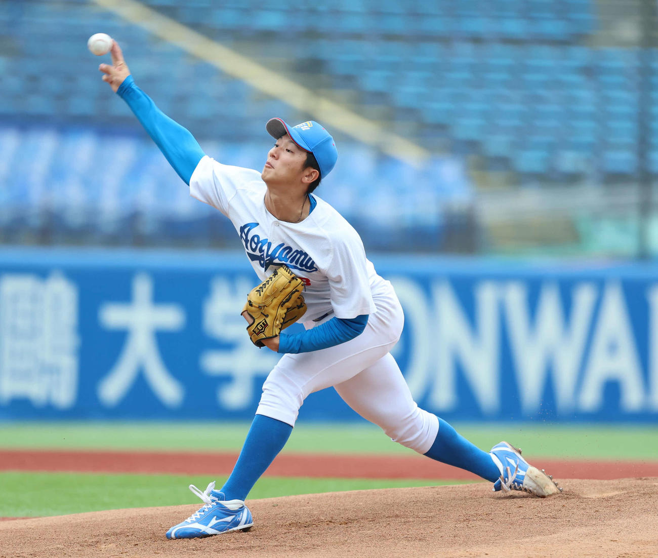 青学大対東洋大　先発し力投する青学大・鈴木（撮影・増田悦実）