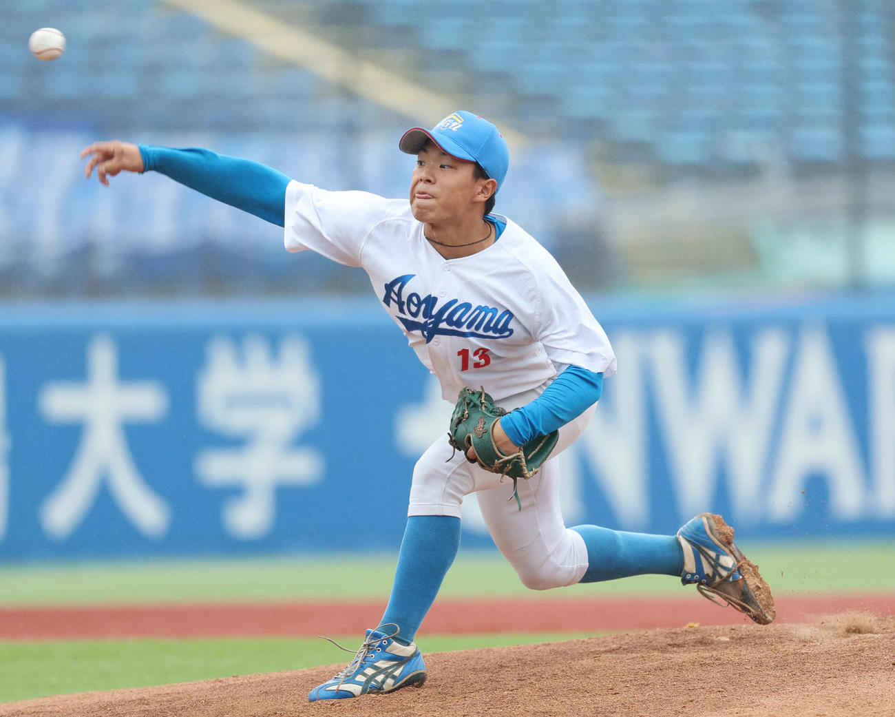 青学大対東洋大　4回裏から登板し力投する青学大・高木（撮影・増田悦実）
