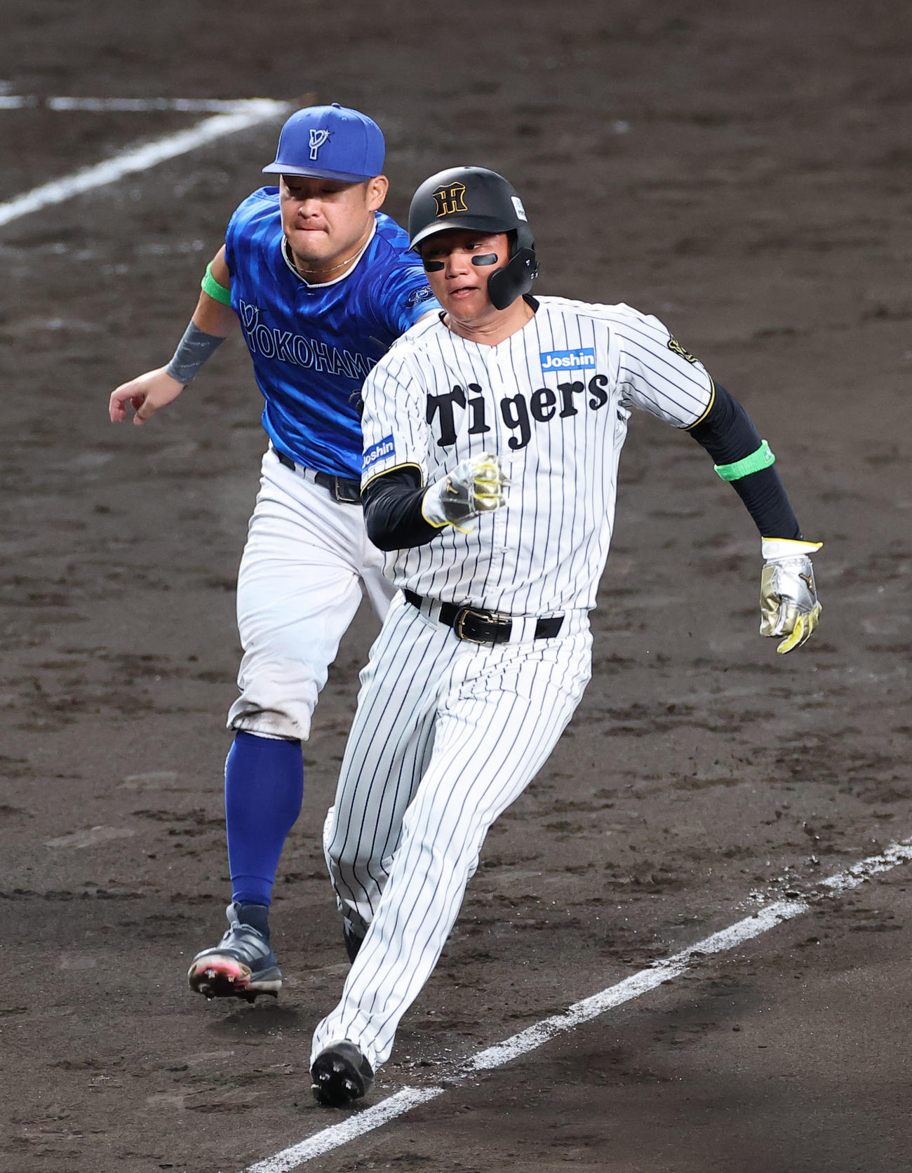 阪神対DeNA 6回裏阪神1死一、三塁、森下（右）は大山の三ゴロで生還を狙うも挟殺される（撮影・上田博志）