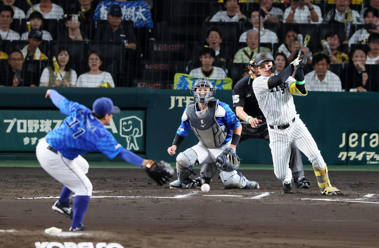 阪神対DeNA 6回裏阪神1死三塁、森下は先制適時打を放つ。投手東（撮影・加藤哉）