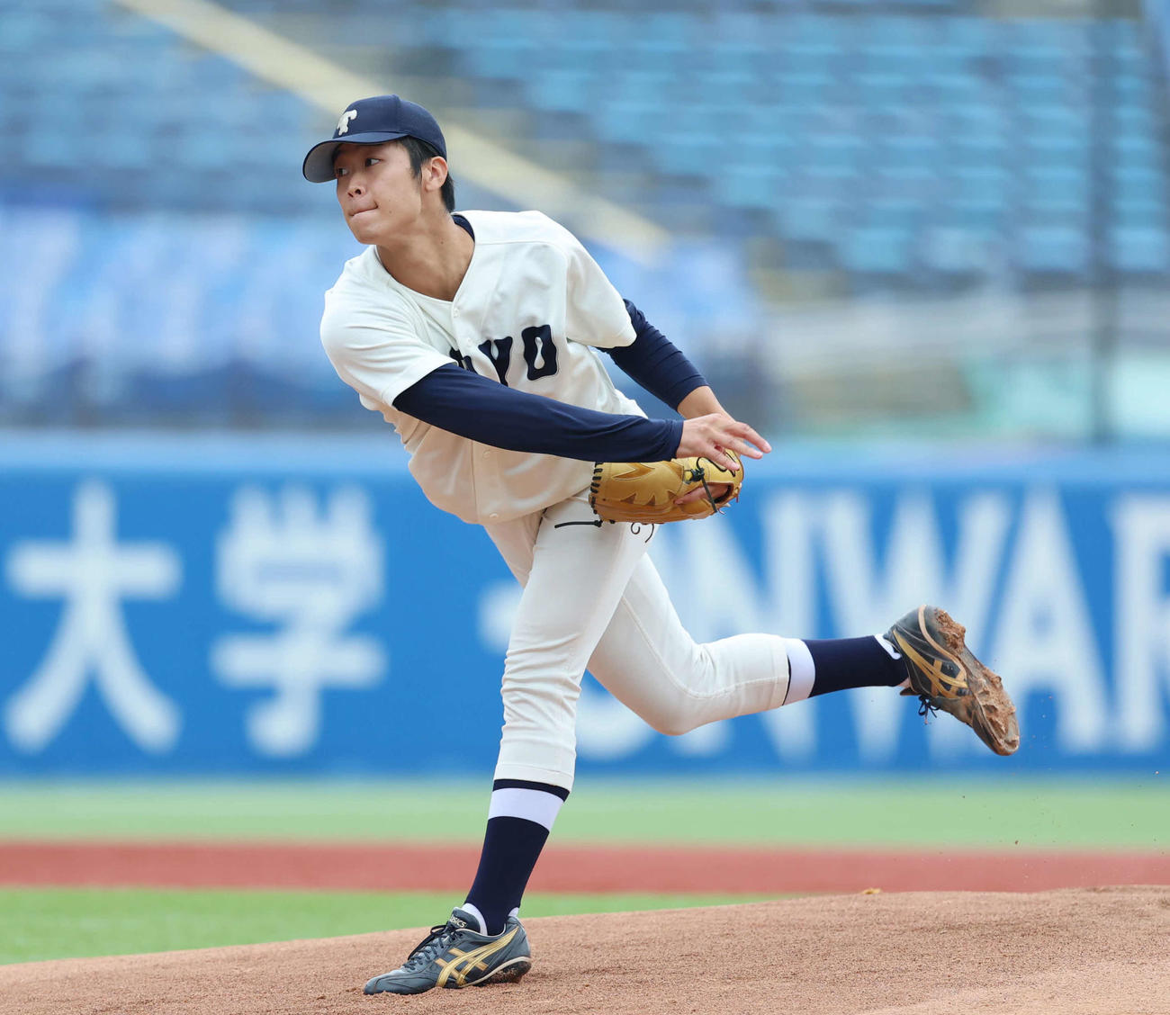 青学大対東洋大　先発し力投する東洋大・向高（撮影・増田悦実）