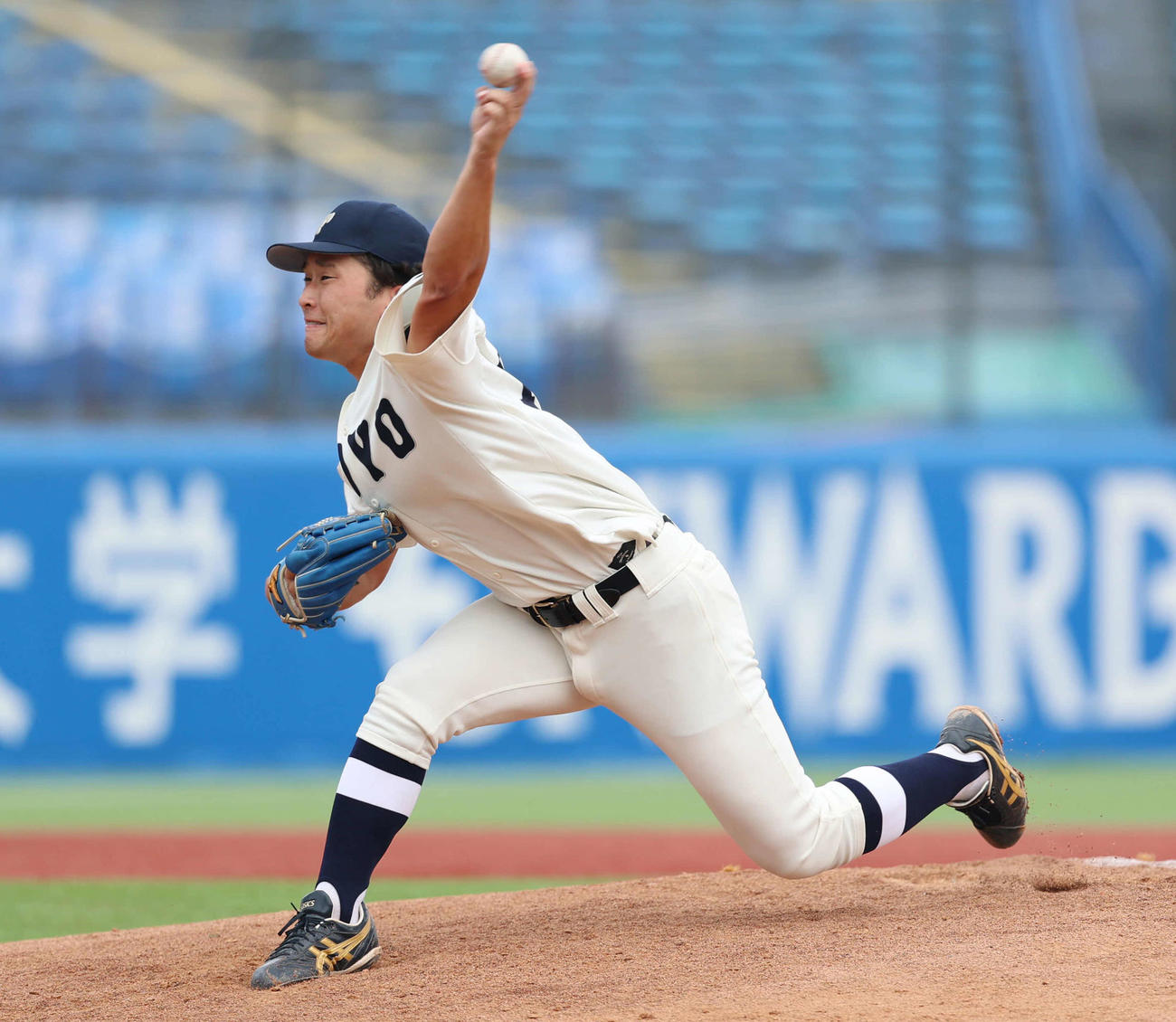 青学大対東洋大　6回表から登板し力投する東洋大・馬庭（撮影・増田悦実）