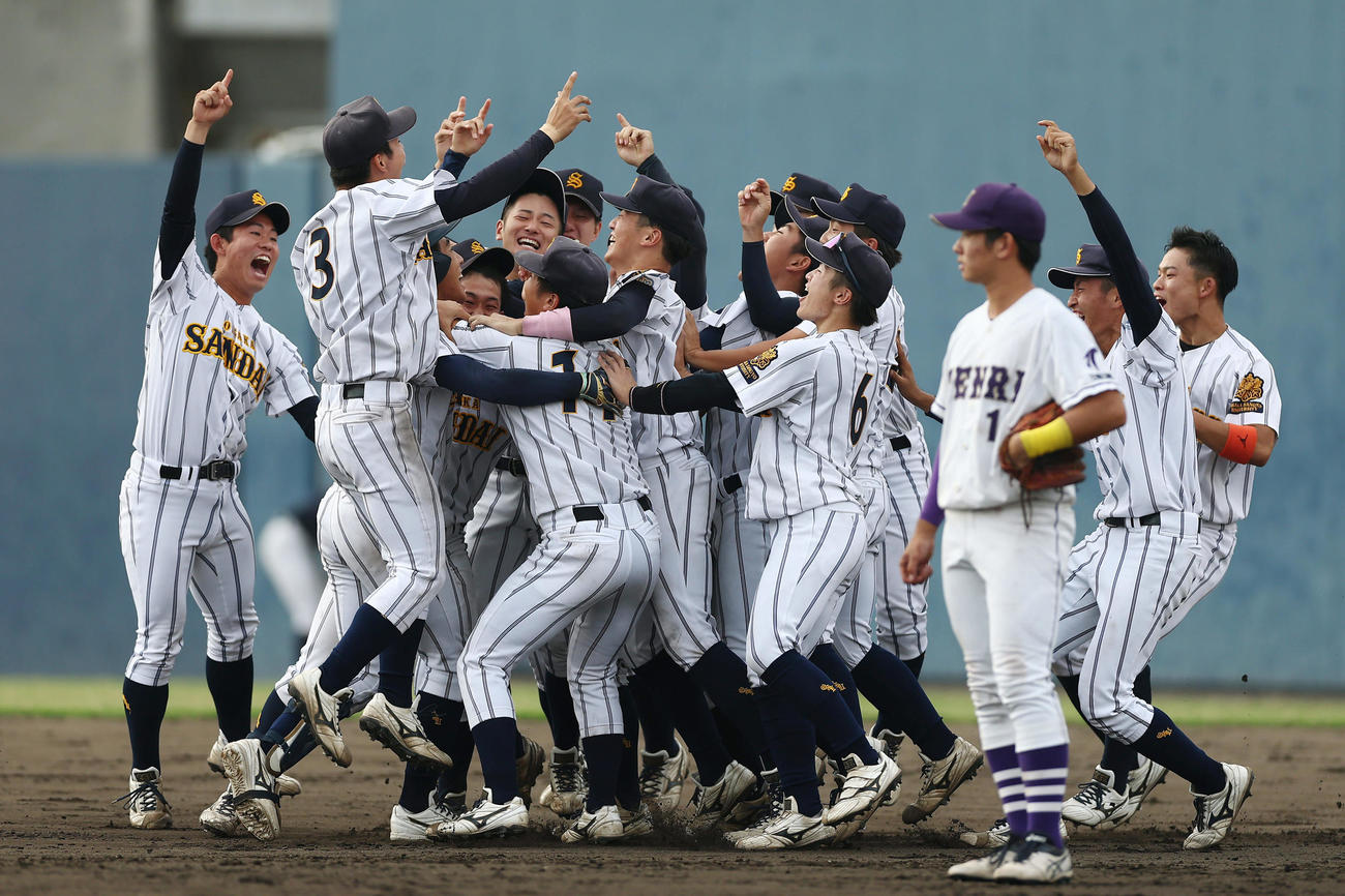 天理大対大産大　10回裏、天理大にサヨナラ勝ちでリーグ優勝を決め、歓喜する大産大の選手たち（撮影・前田充）