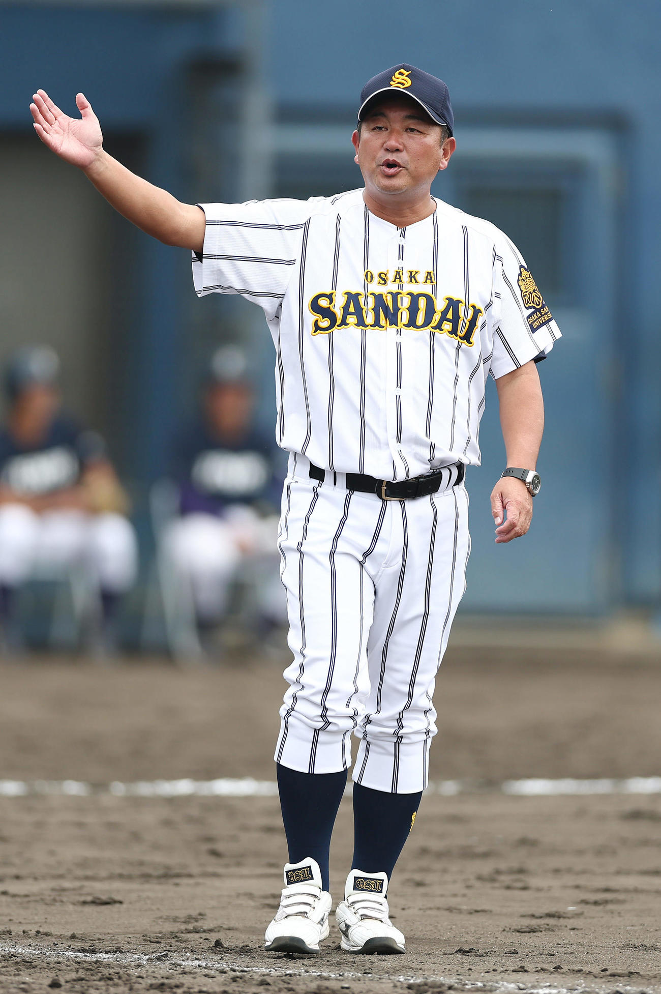 天理大対大産大　4回表、投手交代を告げた大産大・市川監督（撮影・前田充）