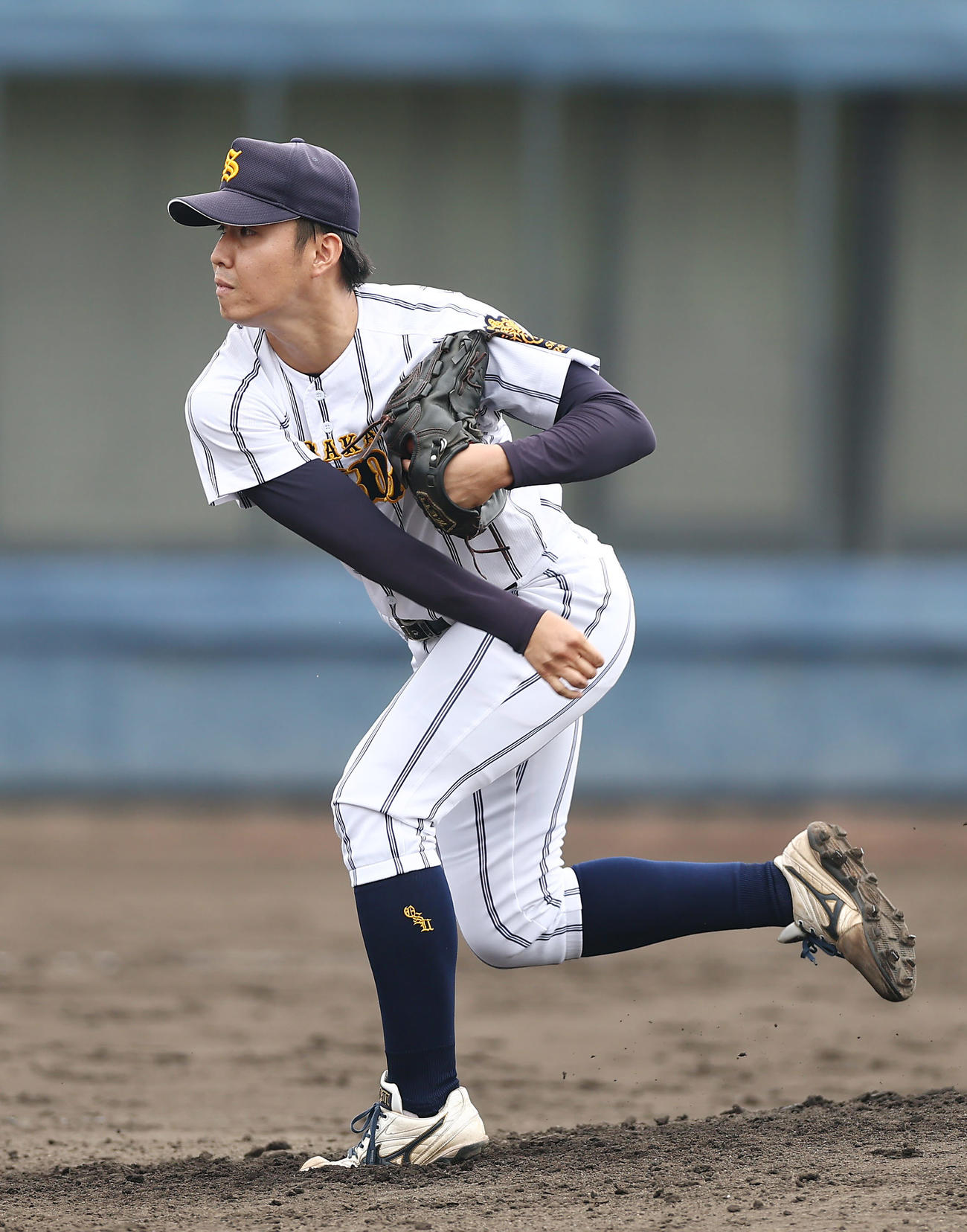 天理大対大産大　大産大2番手で力投する長友（撮影・前田充）