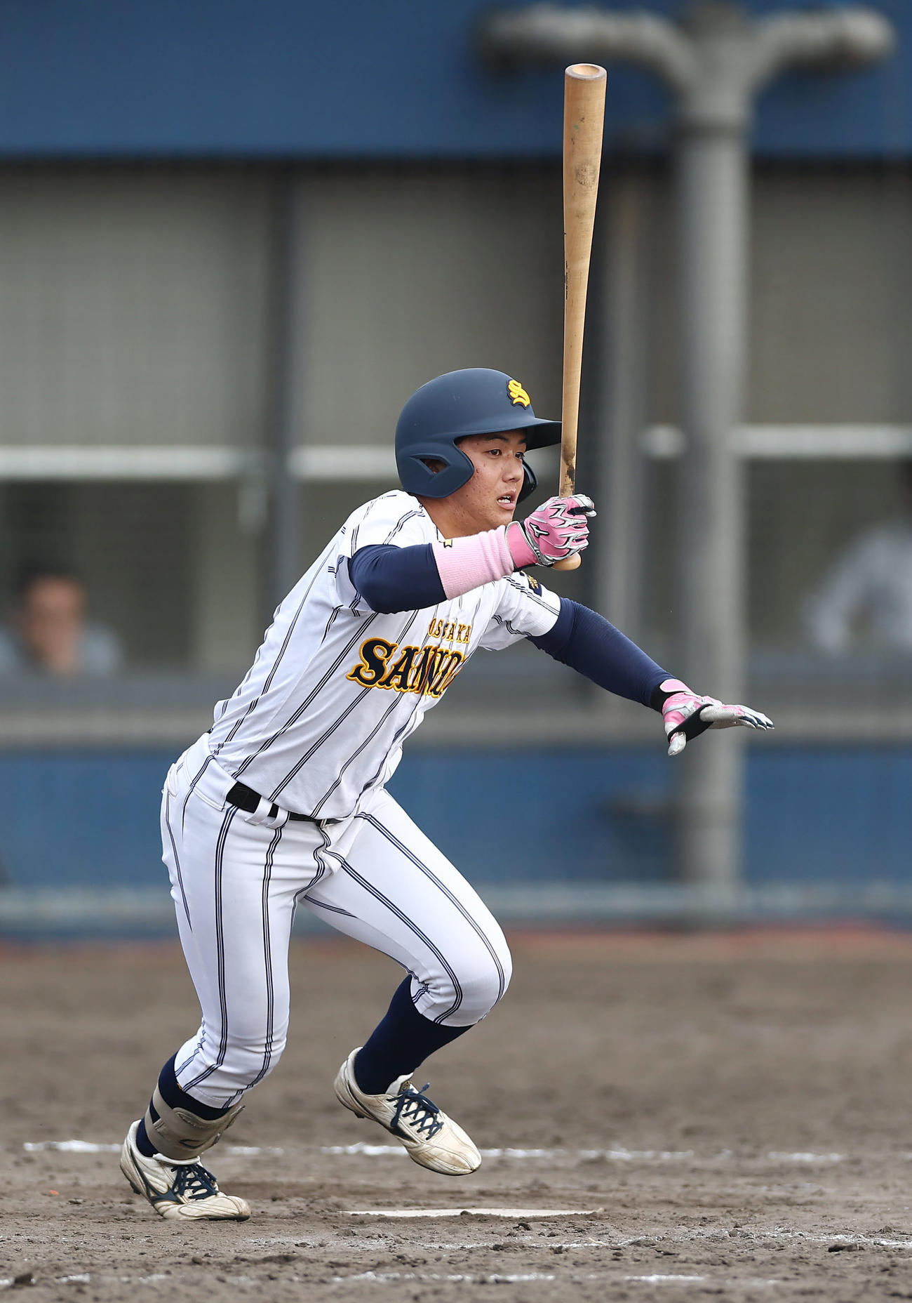 天理大対大産大　9回裏大産大2死一、二塁、同点の右前適時打を放つ代打井田（撮影・前田充）