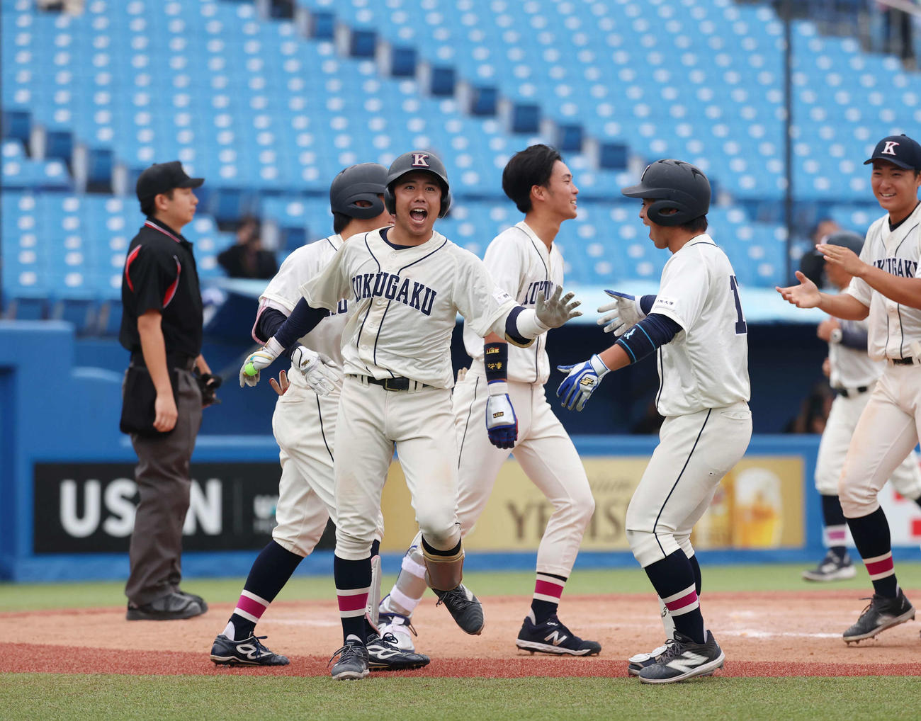 亜大対国学院大　タイブレーク10回裏国学院大無死一、二塁、サヨナラ打を放ち喜ぶ赤堀（中央）（撮影・増田悦実）